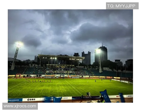 南京足球队的速度之谜:如何在赛场上掌控瞬息万变的节奏与战术 南京足球队的速度之谜:如何在赛场上掌控瞬息万变的节奏与战术