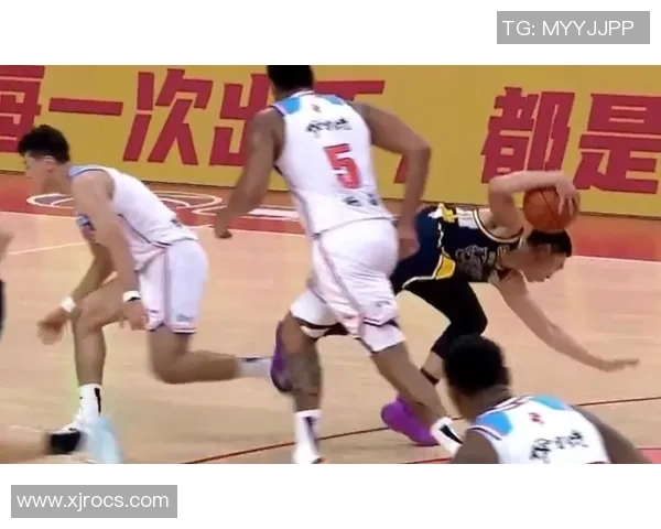 广州男篮与新疆男篮激战正酣谁能在这场对决中笑到最后