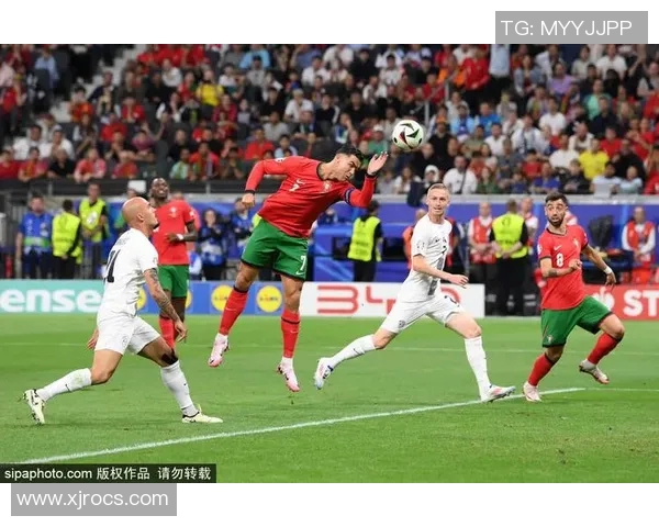 球迷疯狂冲场内夺C罗球衣欧冠赛场上演奇葩一幕